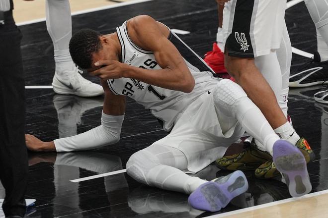 文班亚马三分8记轰39+11 马刺力擒凯尔特人创16胜