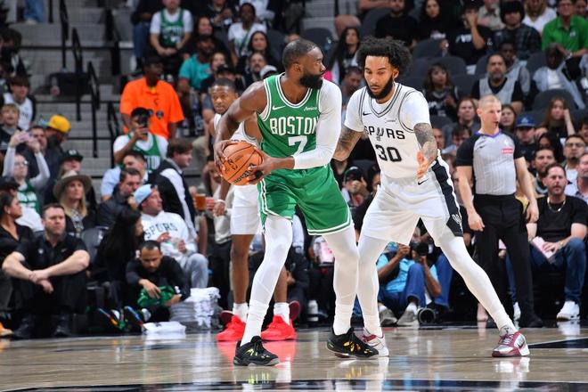 文班亚马三分8记轰39+11 马刺力擒凯尔特人创16胜