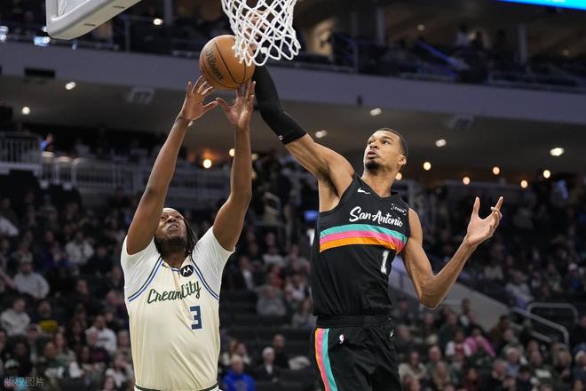 卡斯尔三双创生涯新高力压群雄当选今日最佳球