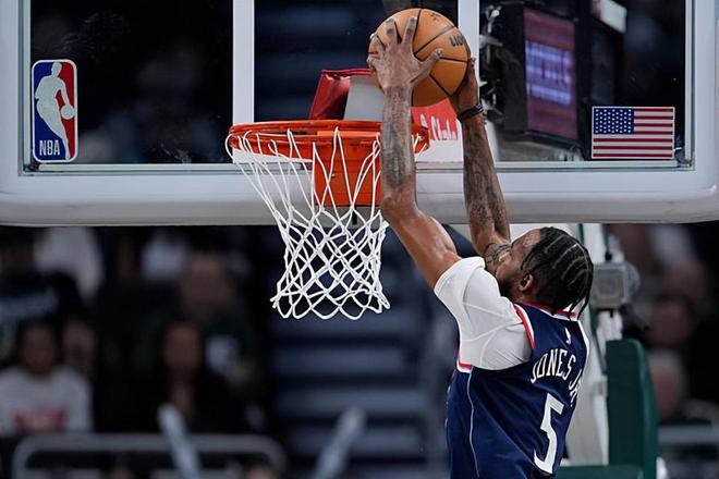 快船力克雄鹿豪取五连胜 小琼斯全面爆发助队登