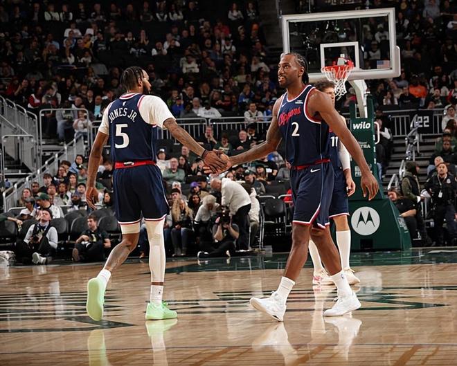 快船力克雄鹿豪取五连胜 小琼斯全面爆发助队登