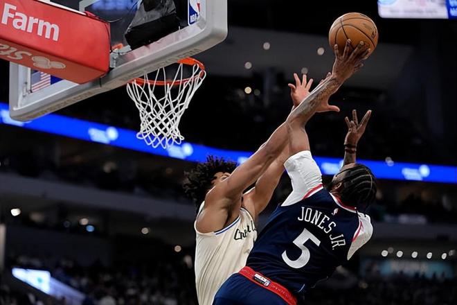 快船力克雄鹿豪取五连胜 小琼斯全面爆发助队登