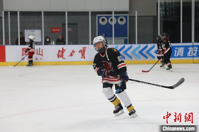 第四届中国青少年冰球联赛西宁赛区正式开幕，