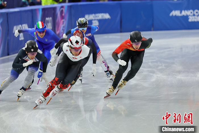 米兰冬奥会短道速滑男子1500米半决赛：刘少昂摔