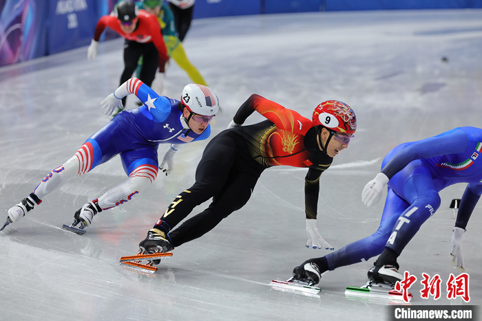 米兰冬奥会短道速滑男子1500米半决赛：刘少昂摔
