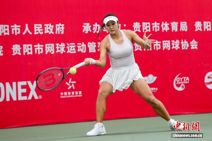 郭涵煜在贵阳国际网球公开赛女单决赛击败朱琳